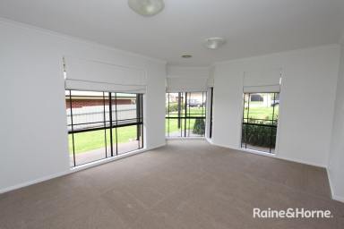 House Leased - NSW - Lloyd - 2650 - QUIET LUXURY LLOYD HOME  (Image 2)