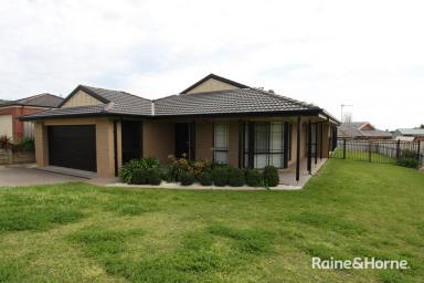 House Leased - NSW - Lloyd - 2650 - QUIET LUXURY LLOYD HOME  (Image 2)