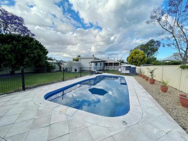 House For Sale - QLD - Dalby - 4405 - AWESOME POSITION, CHARACTER & CHARM  (Image 2)