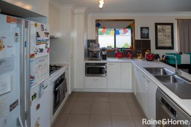 House Leased - NSW - Estella - 2650 - LARGE LUXURY FAMILY HOME  (Image 2)