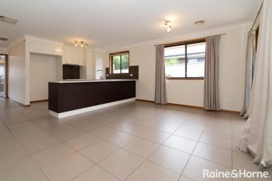 House Leased - NSW - Estella - 2650 - LARGE LUXURY FAMILY HOME  (Image 2)