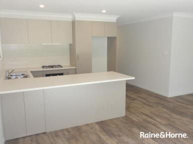 House Leased - NSW - Bomaderry - 2541 - 3 Bedroom Townhouse  (Image 2)