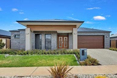 House For Sale - VIC - Mildura - 3500 - Elegant family living in a spacious home  (Image 2)