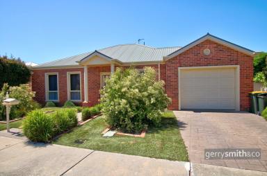 House For Lease - VIC - Horsham - 3400 - CLASSY TOWNHOUSE in WEIR PARK  (Image 2)