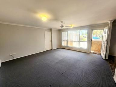 Unit For Lease - NSW - Old Bar - 2430 - NEAT AND TIDY TWO BEDROOM UNIT CLOSE TO TOWN CENTRE  (Image 2)