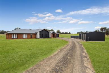 House For Sale - VIC - Eppalock - 3551 - Lifestyle Ranch! The Ultimate Entertainer  (Image 2)