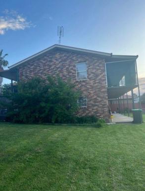 House Sold - NSW - South Gundagai - 2722 - WELL PRESENTED 5/6 BEDROOM BRICK HOME ON TWO BUILDING BLOCKS (1572M2) - WITH ONLY ONE LOT OF RATES  (Image 2)