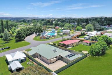 House For Sale - NSW - Tenterfield - 2372 - Modern Country Home.....  (Image 2)