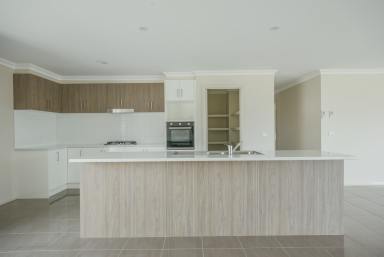 House For Lease - VIC - Alfredton - 3350 - LUXURIOUS LIVING IN THE HEART OF ALFREDTON  (Image 2)