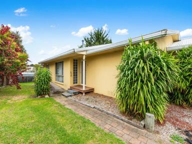 House For Sale - VIC - Bairnsdale - 3875 - QUIET & POPULAR – HARNHAM DRIVE  (Image 2)