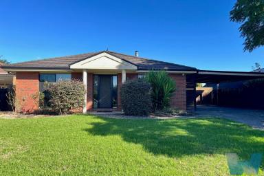 House For Lease - VIC - Lucknow - 3875 - FAMILY LIVING WITH ALL THE EXTRAS - APPLICATION PENDING (Image 2)