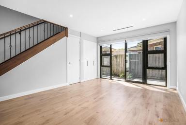 Townhouse Leased - VIC - Mentone - 3194 - TOWNHOUSE | IDEAL LOCATION | QUALITY FITTINGS AND FIXTURES  (Image 2)