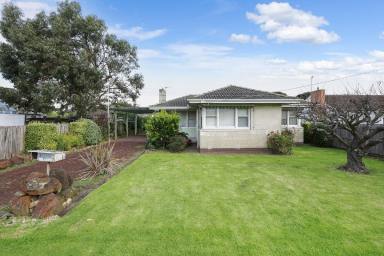 House For Sale - VIC - Warrnambool - 3280 - SPACIOUS HOME, GREAT LOCATION AND FULL OF CHARACTER  (Image 2)