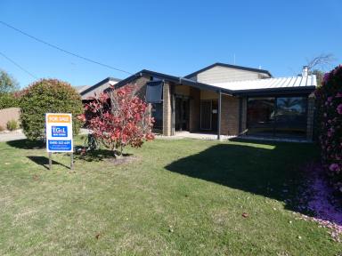 House For Sale - VIC - Lakes Entrance - 3909 - BEACHSIDE SEA CHANGE - you CAN have it all!  (Image 2)