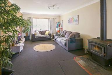 House Leased - NSW - Glen Innes - 2370 - Large 3 bedroom weatherboard home  (Image 2)