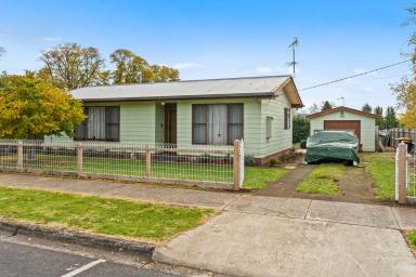 House For Sale - VIC - Camperdown - 3260 - NEAT & TIDY TWO BEDROOM HOME IN THE HEART OF CAMPERDOWN  (Image 2)