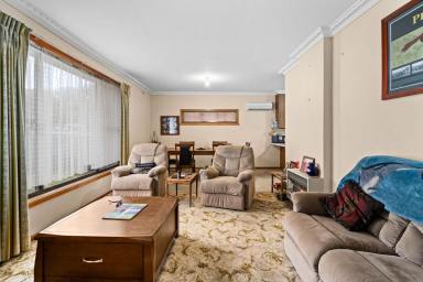 House For Sale - VIC - Camperdown - 3260 - NEAT & TIDY TWO BEDROOM HOME IN THE HEART OF CAMPERDOWN  (Image 2)