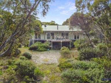 Acreage/Semi-rural Sold - SA - Dudley West - 5222 - Naturally stunning on KI. 4 bed, 2 bath. 30.7 Ha. Tree top views, 250 m from Browns Beach. Your Island escape awaits.  (Image 2)