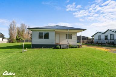 House For Sale - VIC - Port Albert - 3971 - COASTAL COTTAGE, PERFECT FOR HOLIDAY MAKERS!  (Image 2)