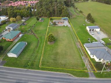 House For Sale - TAS - Smithton - 7330 - Brick home, new shed & 3/4 acre!  (Image 2)