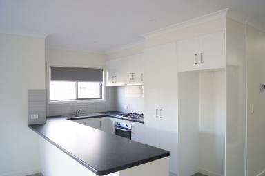 Townhouse Leased - VIC - Horsham - 3400 - BRAND NEW TOWNHOUSE.  (Image 2)