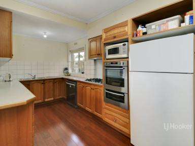 House For Lease - VIC - Bairnsdale - 3875 - LARGE HOME IN DOWNTOWN LOCATION  (Image 2)