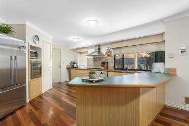 House Sold - WA - Halls Head - 6210 - LOVELY BEACHSIDE HAVEN! AMPLE SIDE ACCESS  (Image 2)