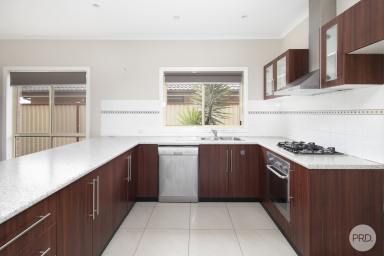 House Leased - VIC - Ballarat Central - 3350 - GREAT FURNISHED TOWNHOUSE IN BALLARAT CENTRAL  (Image 2)