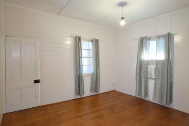 House Leased - QLD - Gladstone Central - 4680 - APPLICATIONS CLOSED :: COSY TWO BEDROOM COTTAGE IN GLADSTONE CBD  (Image 2)