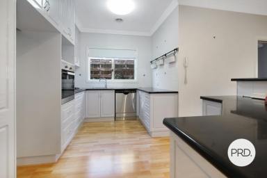 Townhouse For Lease - NSW - East Albury - 2640 - AMAZING LOCATION, STUNNING TOWNHOUSE!  (Image 2)