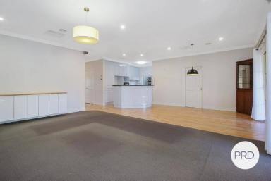 Townhouse For Lease - NSW - East Albury - 2640 - AMAZING LOCATION, STUNNING TOWNHOUSE!  (Image 2)