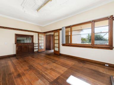 House For Sale - VIC - Bairnsdale - 3875 - DOWNTOWN BAIRNSDALE GEM AWAITS YOUR MAGIC TOUCH  (Image 2)