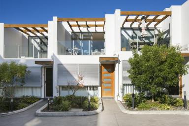 Townhouse For Sale - NSW - Wollongong - 2500 - Modern Terrace Apartment  (Image 2)