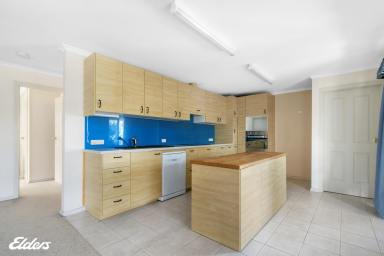 Unit For Sale - VIC - Port Albert - 3971 - AFFORDABLE PRICED 3 BEDROOM UNIT AT PORT ALBERT!  (Image 2)