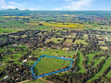 Residential Block For Sale - VIC - Hamilton - 3300 - Live the Dream - 10 Acres in Town  (Image 2)