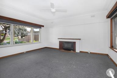 House Leased - VIC - Alfredton - 3350 - FAMILY LIVING IN ALFREDTON, WITH LUSH LARGE BACKYARD!  (Image 2)