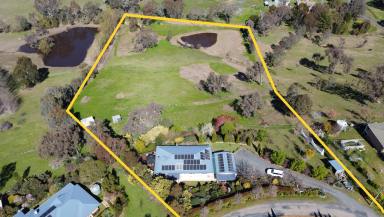 House For Sale - NSW - Tumut - 2720 - Sensational House. Sensational Views.  (Image 2)