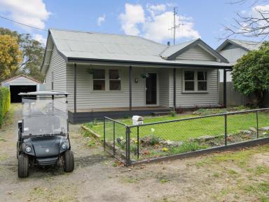 House For Sale - VIC - Strathbogie - 3666 - Charming 40's Furnished Home: Metres from Golf Course & Seven Creeks Reserve  (Image 2)