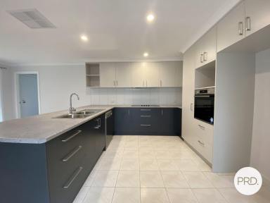 House For Lease - NSW - West Albury - 2640 - IMMACULATE THREE BEDROOM HOME  (Image 2)