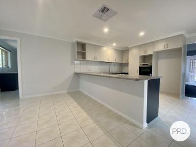 House For Lease - NSW - West Albury - 2640 - IMMACULATE THREE BEDROOM HOME  (Image 2)
