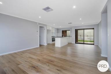 House For Lease - NSW - Thurgoona - 2640 - STUNNING HOME OFFERING VERSATILE, EXPANSIVE FLOORPLAN!  (Image 2)