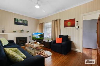 House For Sale - VIC - Lakes Entrance - 3909 - Styling 1950's!  (Image 2)