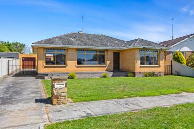 House Sold - VIC - Wendouree - 3355 - FULLY UPDATED BRICK VENEER IN HIGHLY SOUGHT AFTER WENDOUREE LOCALE  (Image 2)