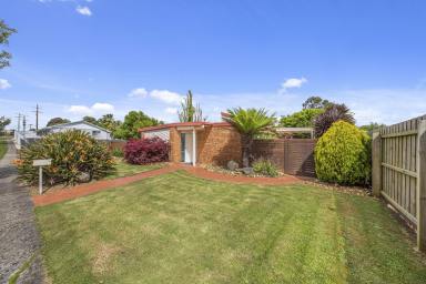 House Sold - VIC - Warragul - 3820 - ONE SMART BUY IN A BLUE-CHIP LOCATION, LARGE BLOCK, BRICK HOME, STROLL TO TOWN  (Image 2)