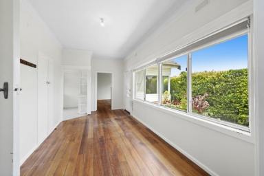 House Leased - VIC - Brown Hill - 3350 - NEAT AND TIDY HOUSE ON A LARGE BLOCK  (Image 2)