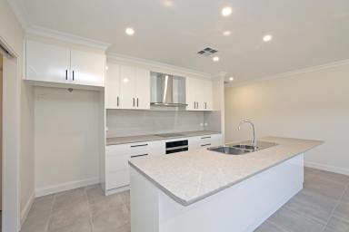 Townhouse Leased - VIC - Irymple - 3498 - NEW BUILT MODERN 3 BEDROOM TOWNHOUSE  (Image 2)