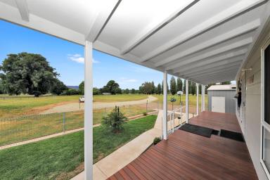House For Sale - NSW - Tumut - 2720 - Prime Position!  (Image 2)