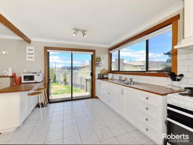 House For Sale - TAS - New Norfolk - 7140 - Beautiful Weatherboard Home in the Heart of New Norfolk  (Image 2)