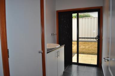 Townhouse Leased - NSW - Albury - 2640 - Modern 3 Bedroom Townhouse in central Location!  (Image 2)