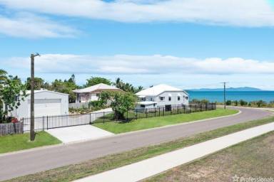 House For Sale - QLD - Bowen - 4805 - BEACH & RIVER FRONT HOUSE  (Image 2)